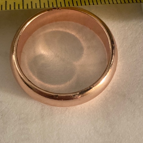 Plain but pretty gold band - Picture 2 of 5